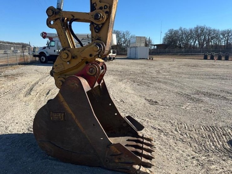 2019-caterpillar-320-image-10