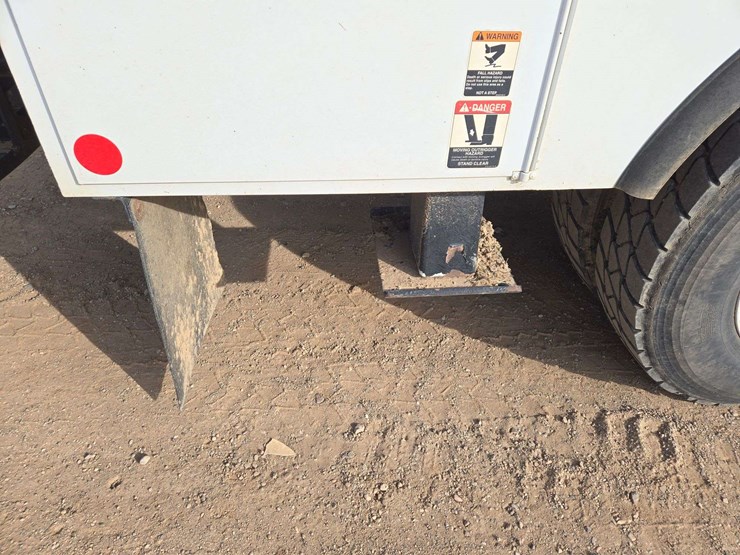 2013-freightliner-m2-106-image-18