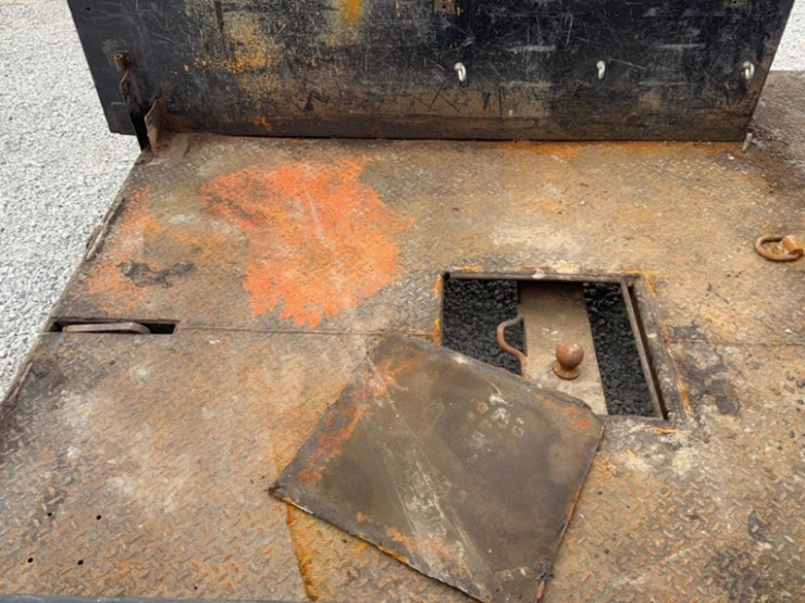 buyer's-products-bbe-black-8'-truck-bed-w/-tool-boxes,-safety-flasher-on-top-image-7