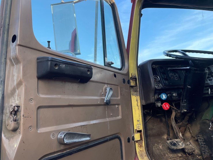 tag-#322,-1978-ih-grain-truck-image-24