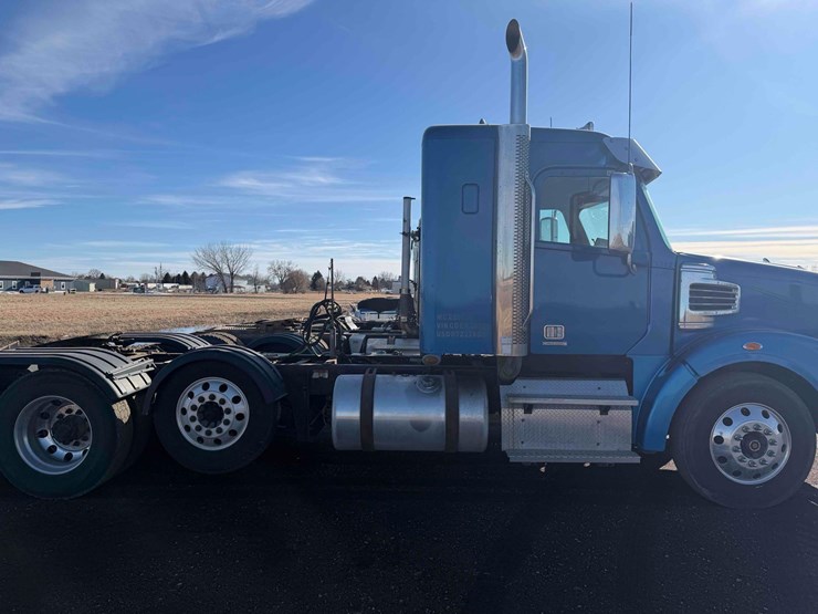 2012-freightliner-coronado-122-sleeper-image-5