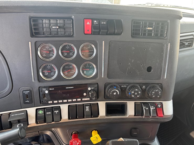 2023-kenworth-t880-image-14