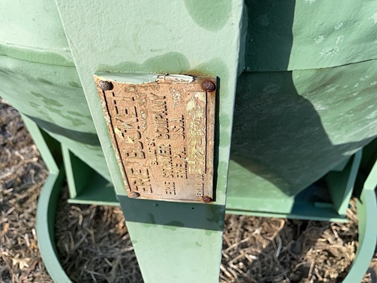 tag-#452,-portable-concrete-hopper-w/slide-gate-image-3