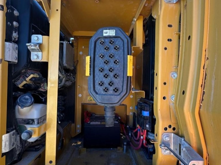 2019-caterpillar-320-image-15