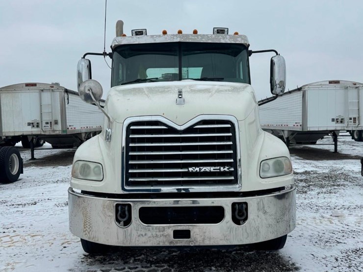 2018-mack-cxu613-day-cab-image-8