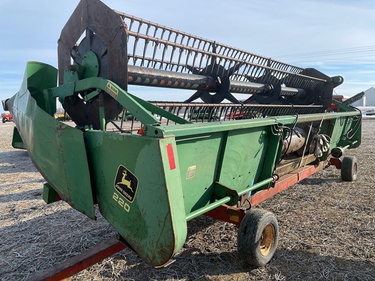 john-deere-220-image-4