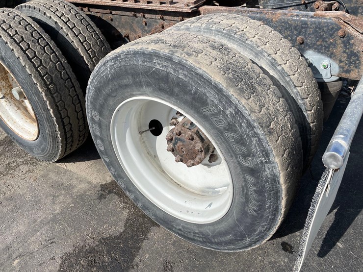 tag-#442,-1993-volvo-semi-tractor-image-7