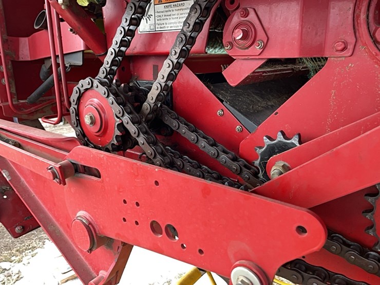 new-holland-br740a-image-13