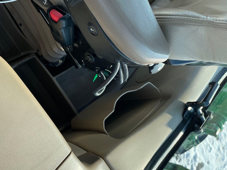 2012-john-deere-8235r-image-28