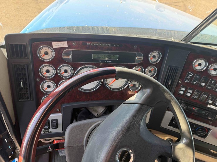 2012-freightliner-coronado-122-sleeper-image-17