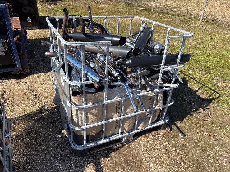 #32927-•-container-of-harley-davidson-exhaust-and-handle-bars-image-1