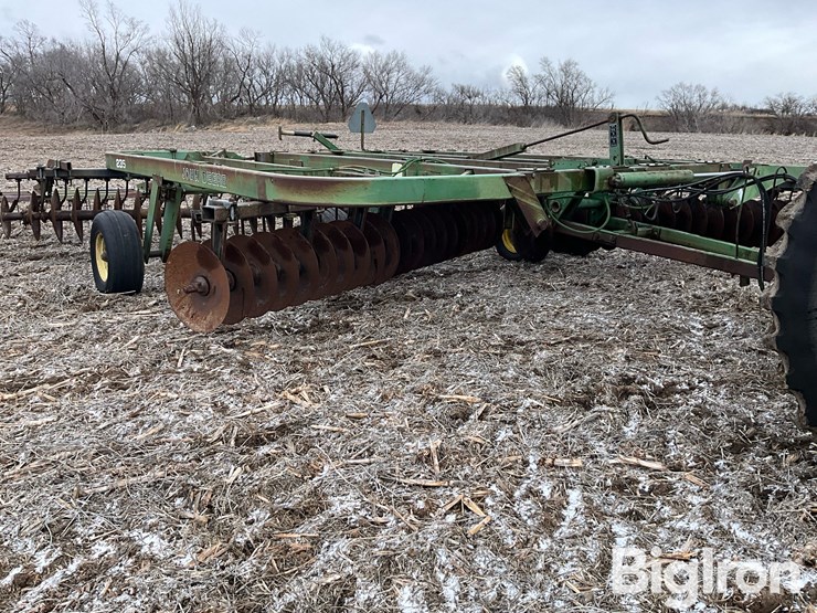 john-deere-235-image-9