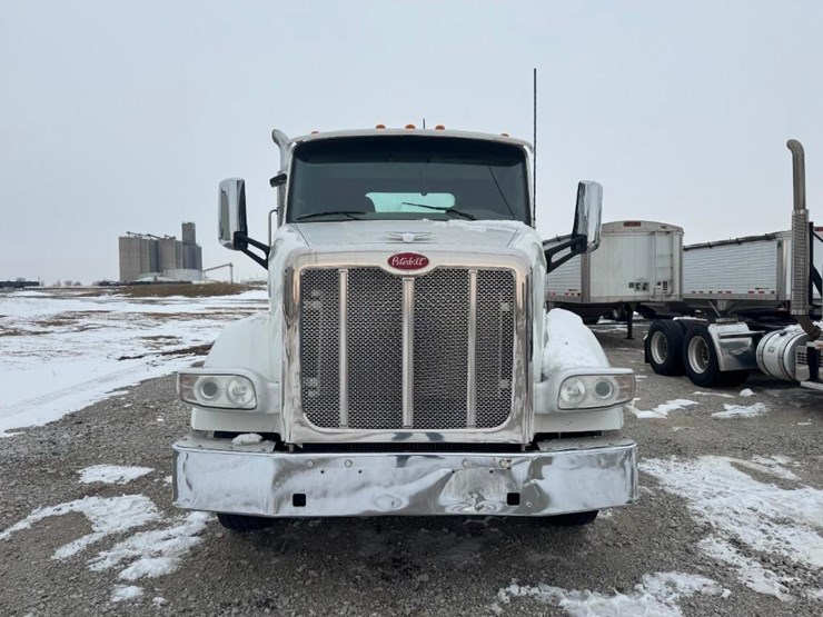 2017-peterbilt-567-image-9