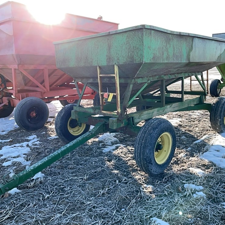 Tag #478, 85 bu gravity wagon w/JD gear