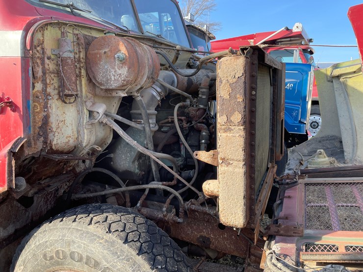 tag-#322,-1978-ih-grain-truck-image-31