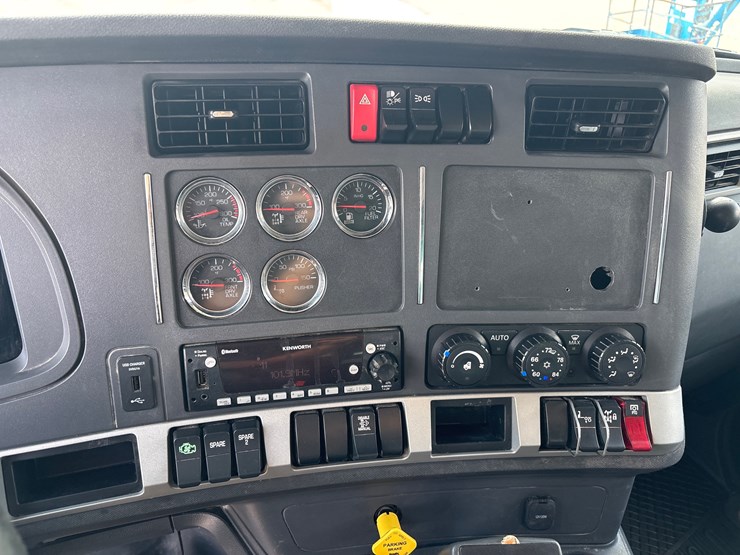 2024-kenworth-t880-image-13