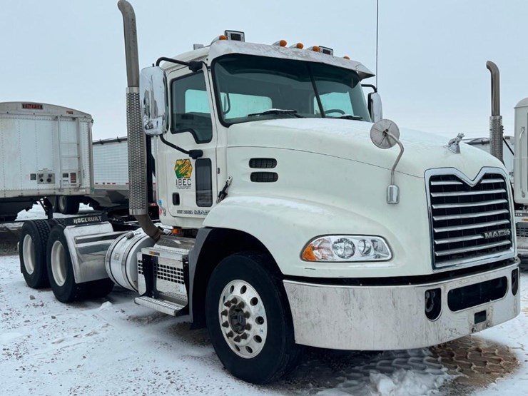 2018-mack-cxu613-day-cab-image-2