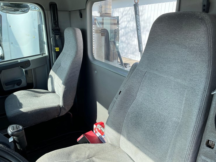 tag-#412,-2013-freightliner-semi-image-24