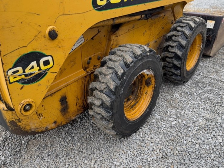 2005-john-deere-240-image-7