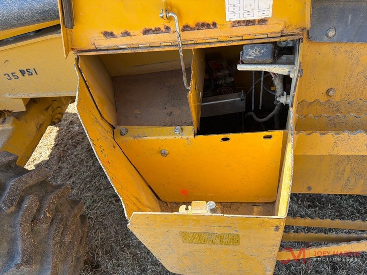 2020-deere-310l-ep-image-12