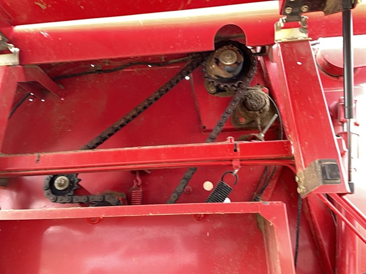 new-holland-br740a-image-15