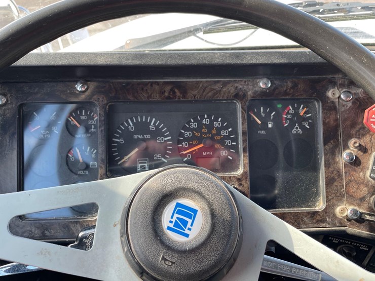 tag-#442,-1993-volvo-semi-tractor-image-26