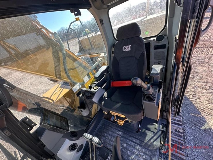 2019-caterpillar-320-image-19