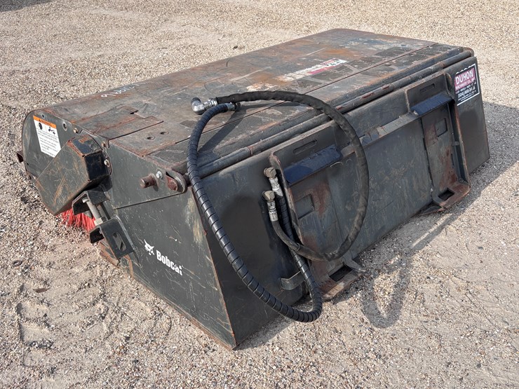 #3514-•-bobcat-sweeper-attachment-image-4