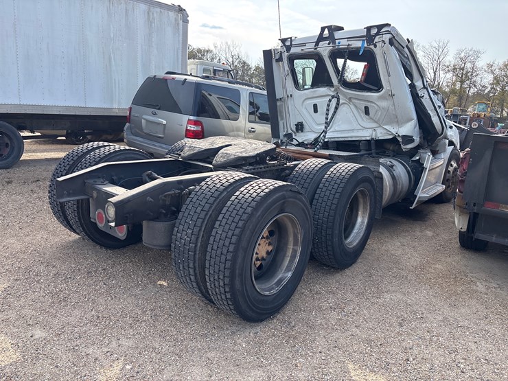 #16220-•-2019-freightliner-cascadia-|-for-parts/repairs-image-3