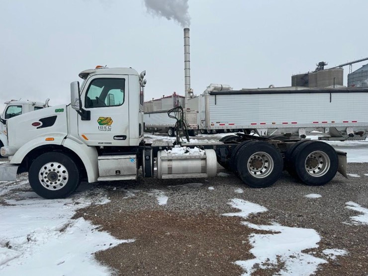 2017-peterbilt-567-image-6