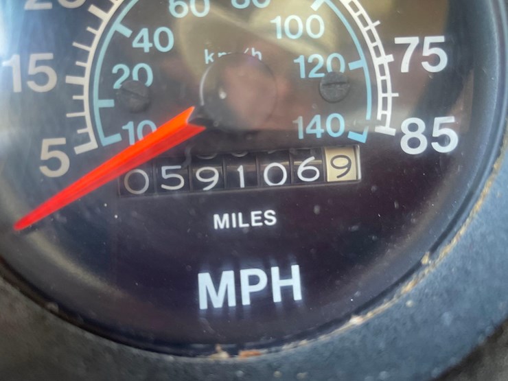 tag-#23,-1982-ih-1754-grain-truck-image-17