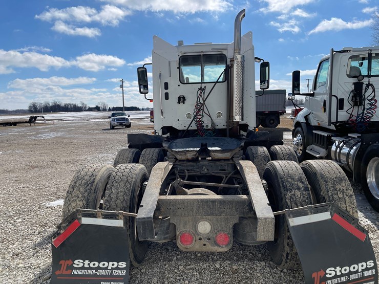 tag-#412,-2013-freightliner-semi-image-11