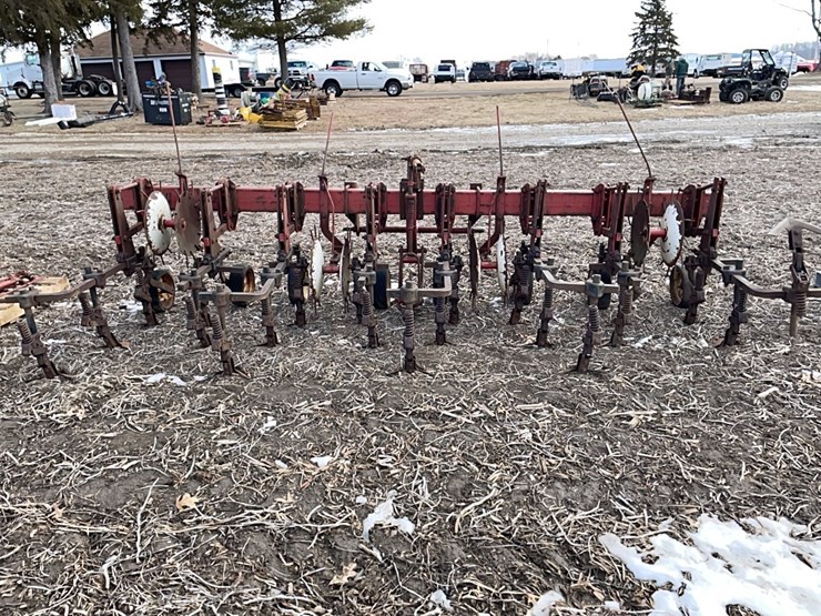 tag-#68,-ih-8-row-cultivator-image-5