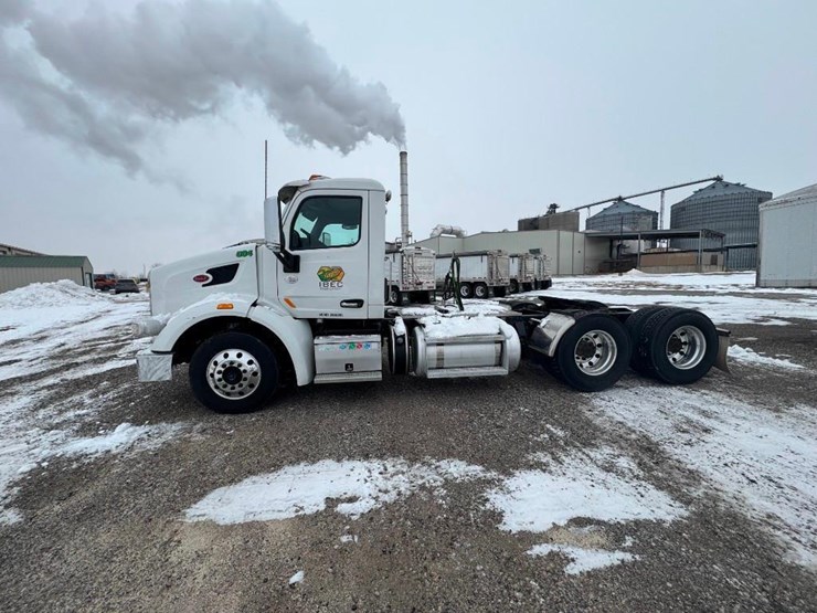 2017-peterbilt-567-image-6