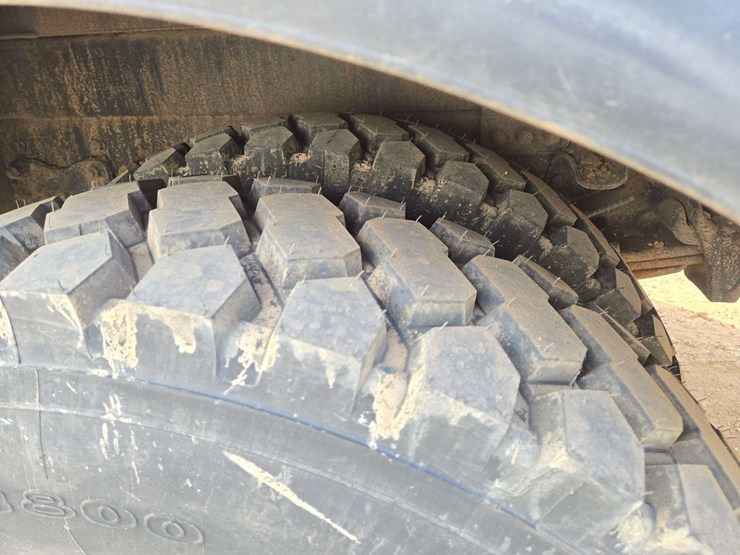 2013-freightliner-m2-106-image-11