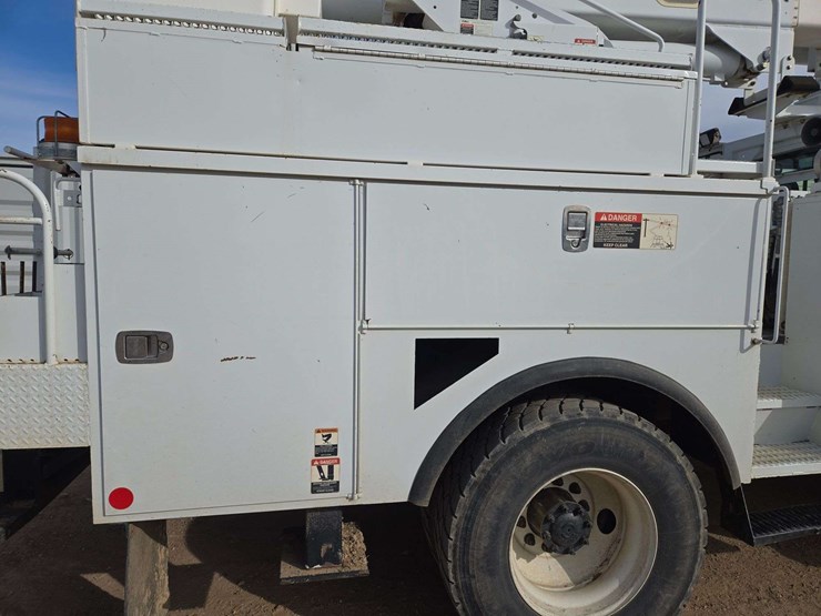 2013-freightliner-m2-106-image-19