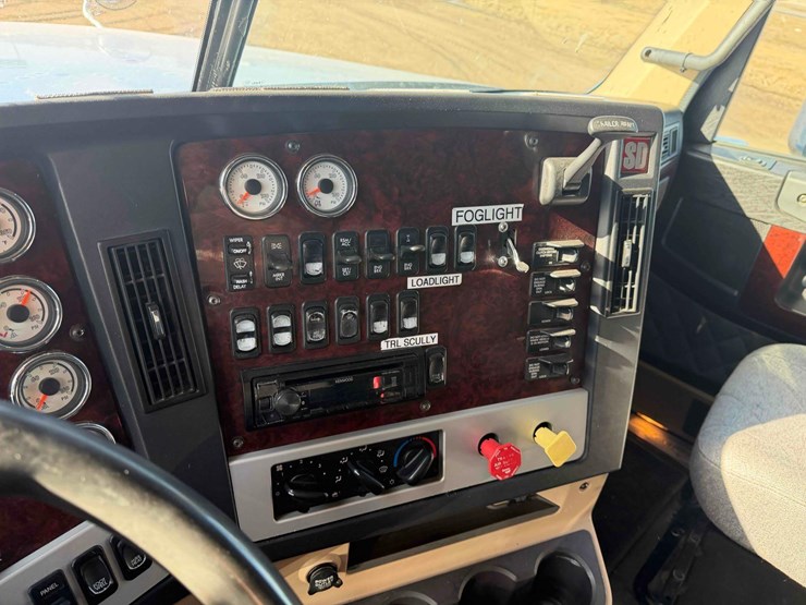 2012-freightliner-coronado-122-sleeper-image-15