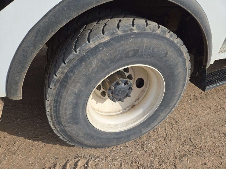 2013-freightliner-m2-106-image-16