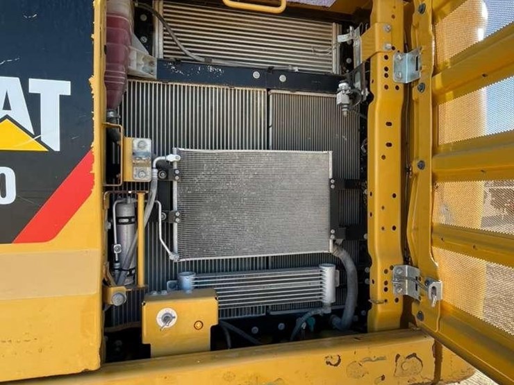 2019-caterpillar-320-image-16