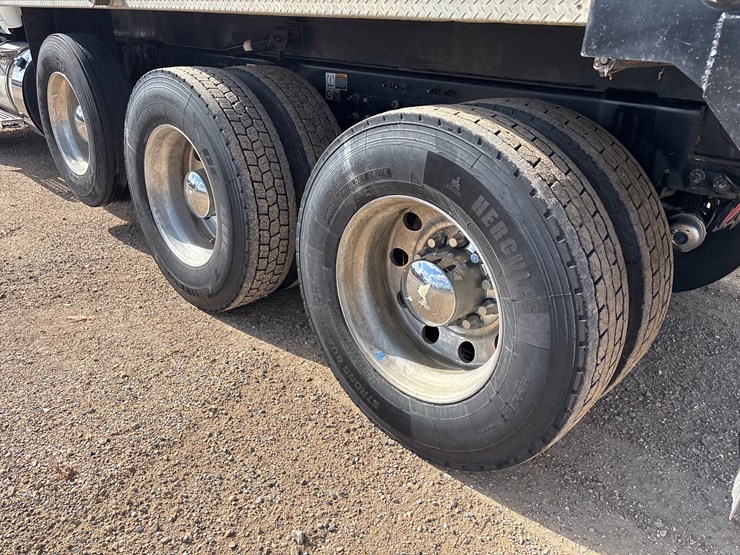 2024-kenworth-t880-image-5