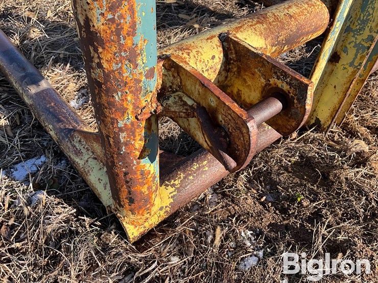 3-pt-heavy-duty-bale-carrier-image-13