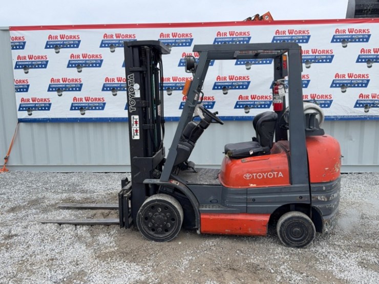 toyota-d565460-forklift,-7709hrs,-lpg,-3-stage-mast,-42"-forks,-solid-wheels-image-1