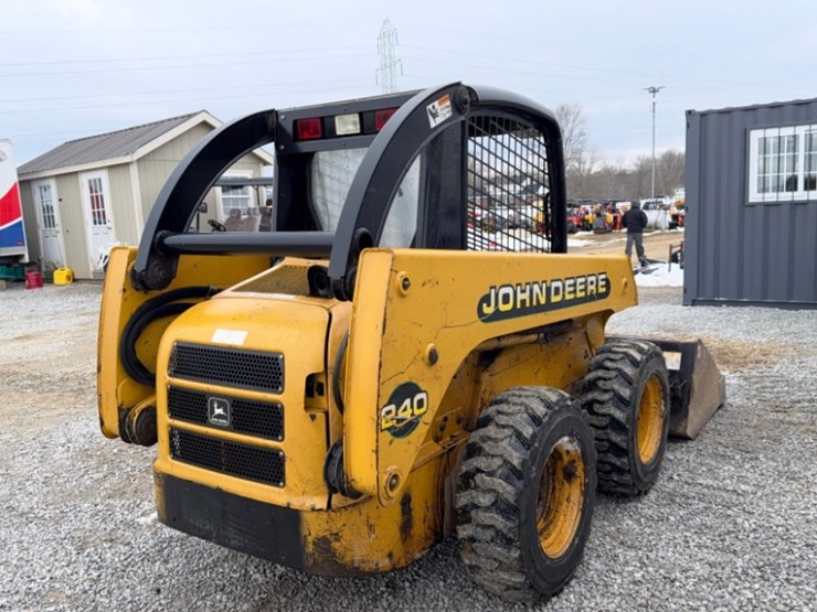 2005-john-deere-240-image-5