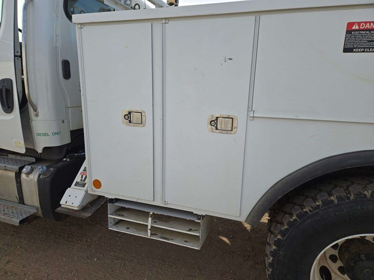 2013-freightliner-m2-106-image-9