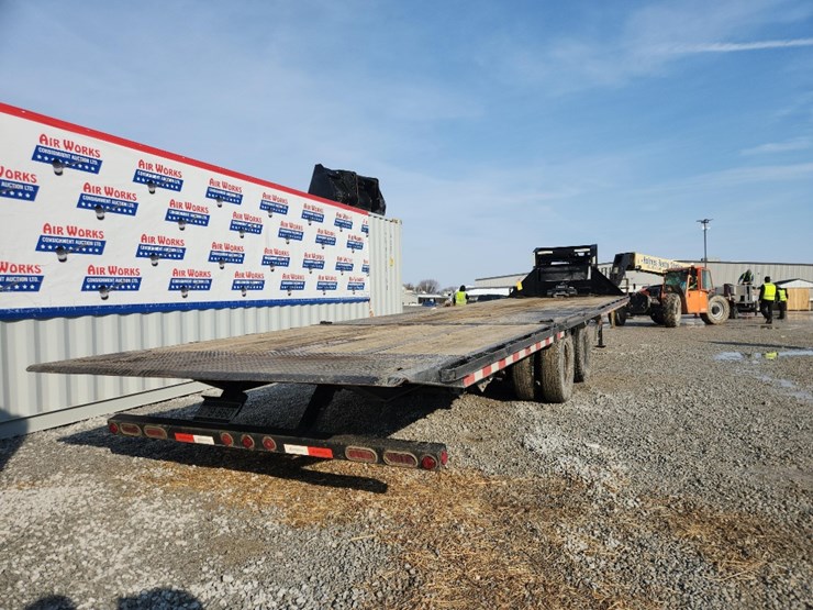 2023-ironbull-tilt-trailer-32'-gooseneck-w/-10'dovetail,-remote,-12,000#-winch-sn#088065-image-10