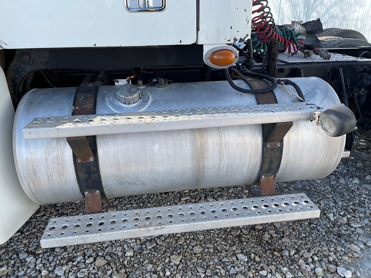 tag-#412,-2013-freightliner-semi-image-7