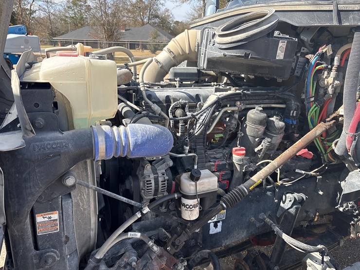 2023-kenworth-t880-image-19