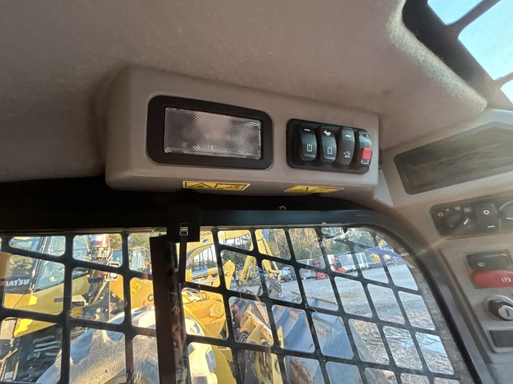 2022-caterpillar-299d3-image-17