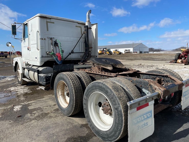 tag-#442,-1993-volvo-semi-tractor-image-8