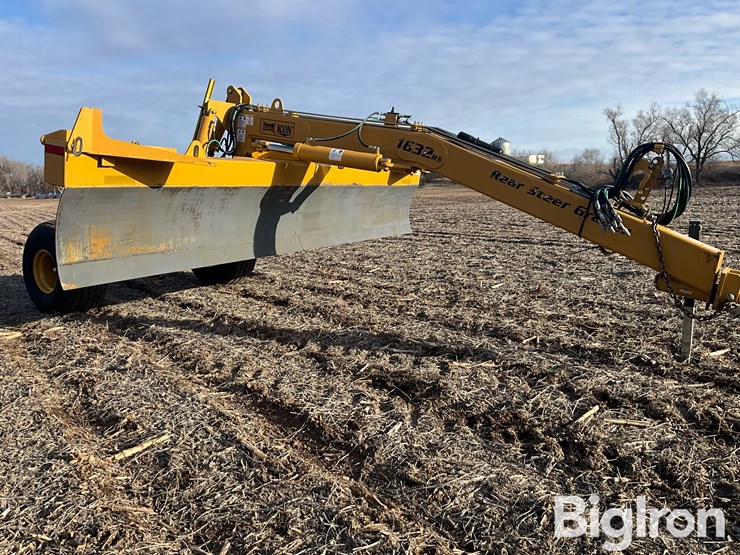 2017-landoll-icon-1632rs-pull-type-rear-steer-grader/blade-image-3